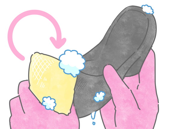 スポンジやブラシを使い、優しく泡立てるように円を描きながら、弱い力でこすり汚れを落とします。