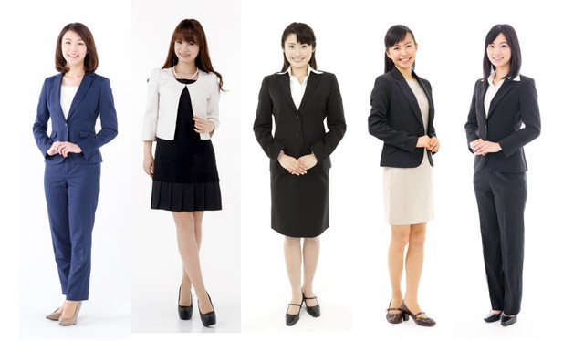 スーツ姿の女性5人