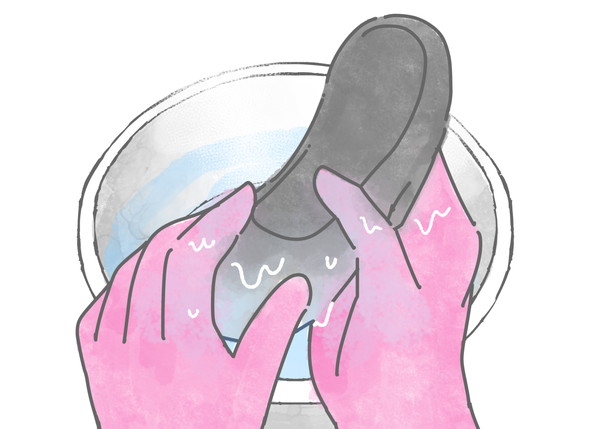 洗面器を新しいぬるま湯にいれかえ、パンプスを軽く浸しながら、ぬめりが無くなるまでしっかりとすすぎます。