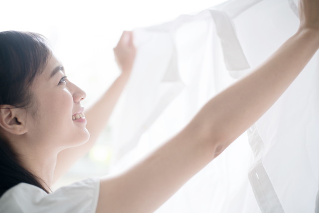 洗濯をする女性