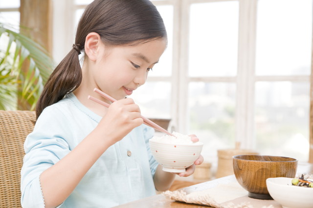 白米を食べるこども