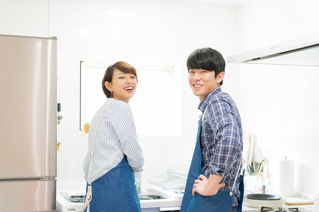 家事を分担する夫婦