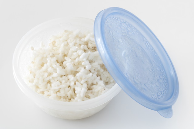 タッパーに詰めたご飯