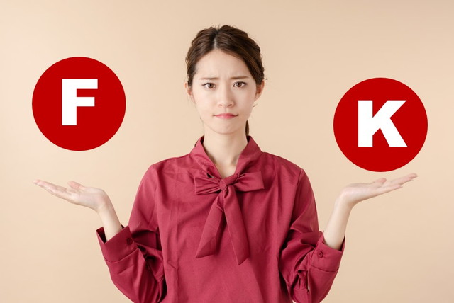 比較する女性
