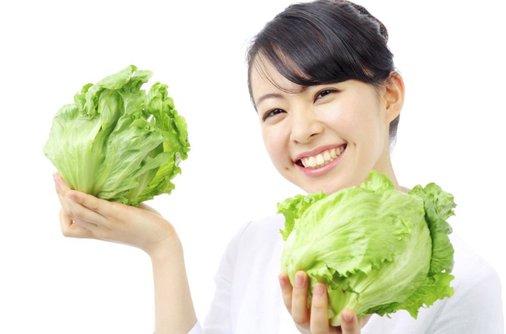 レタスを持つ女性