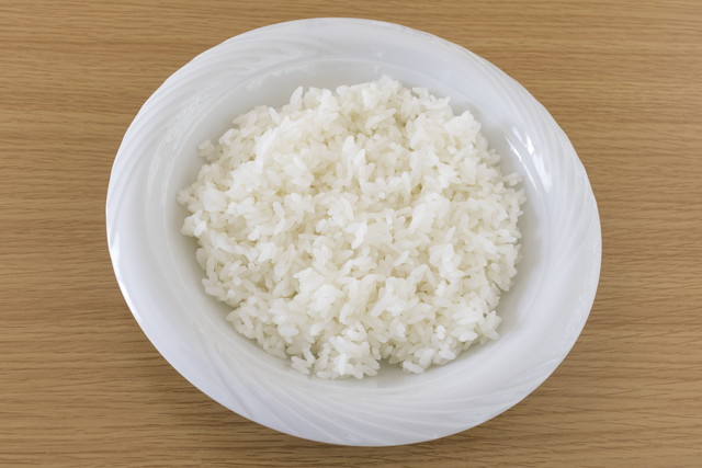 お皿にのせたライス