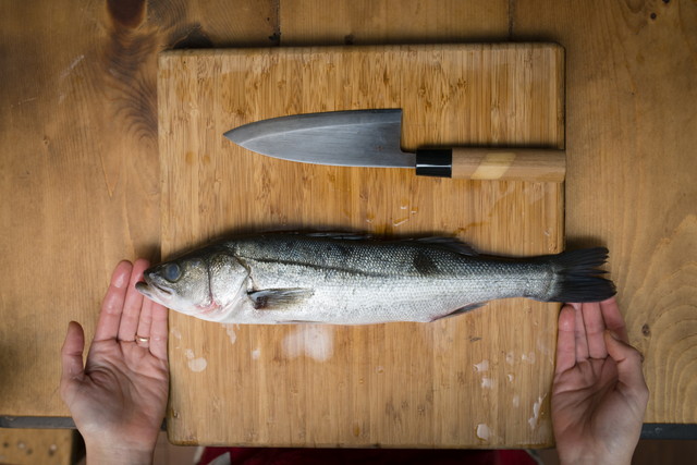まな板に置かれた魚