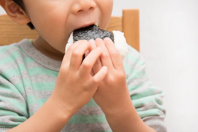 おにぎりを食す子供