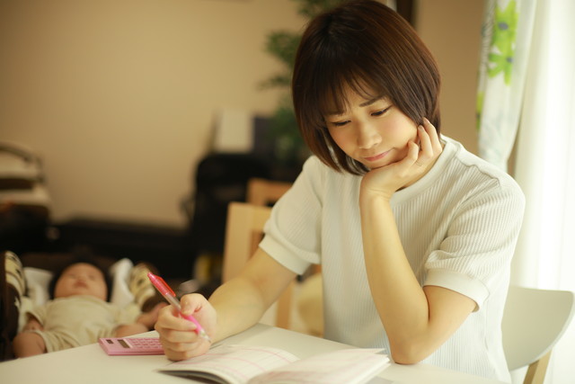 家計簿をつける母親
