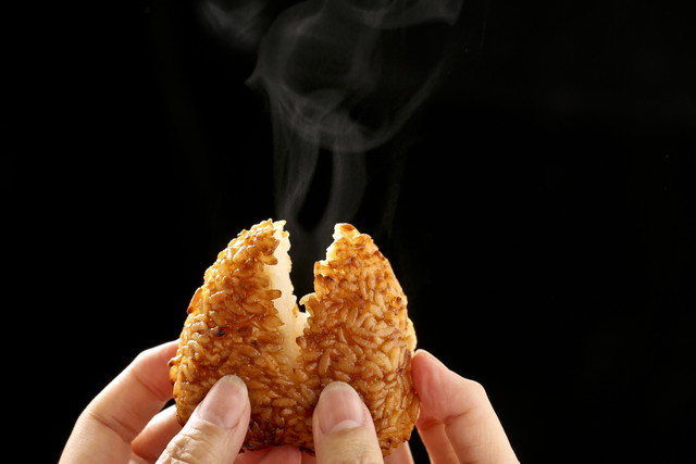 湯気の出ている焼きおにぎり