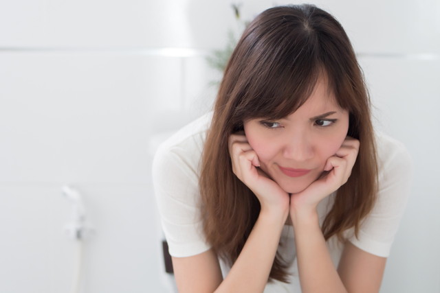 トイレに籠もる女性