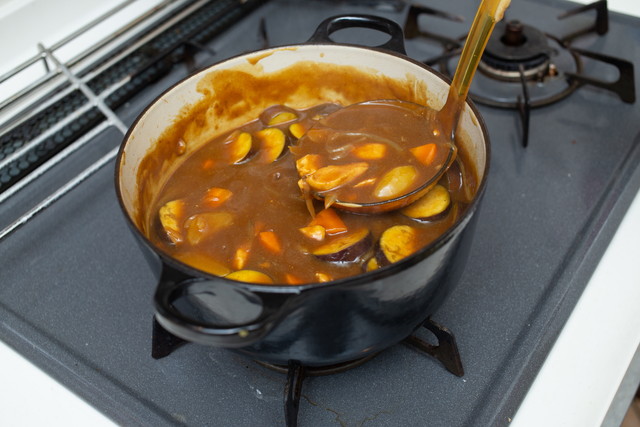 コンロの上のカレー
