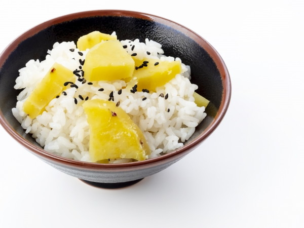 黒い茶碗にさつま芋ご飯