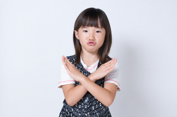バツマークの女の子