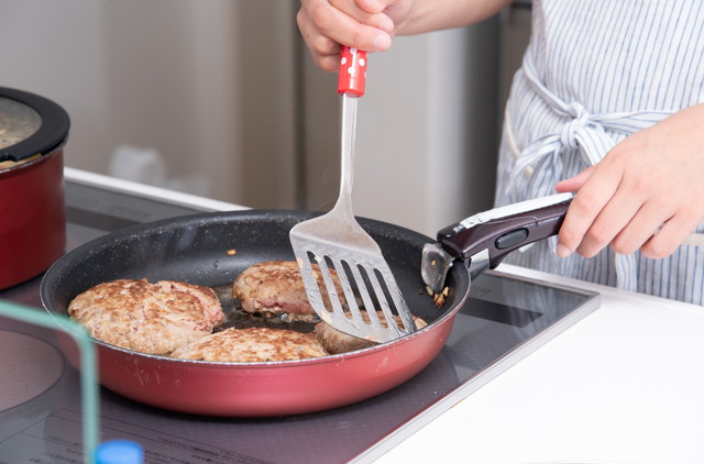 ハンバーグを焼いている様子