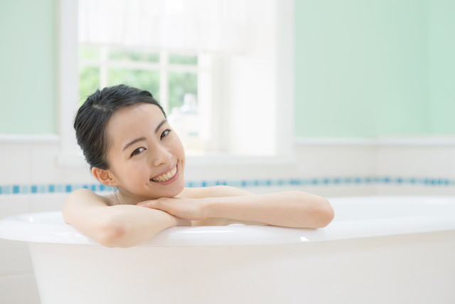 入浴する笑顔の女性