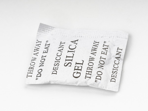 白い袋に入ったシリカゲル(SILICA GEL