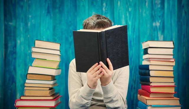 教科書を読んでいる子供