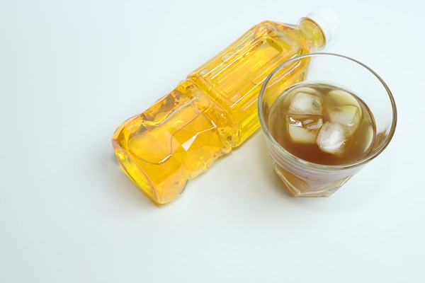 ペットボトルとグラスに麦茶