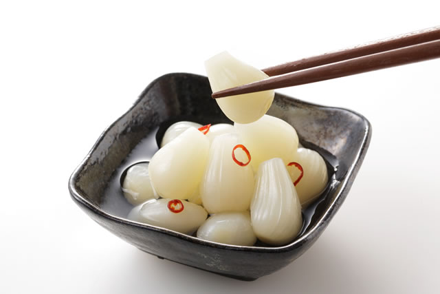 箸で摘んだらっきょう