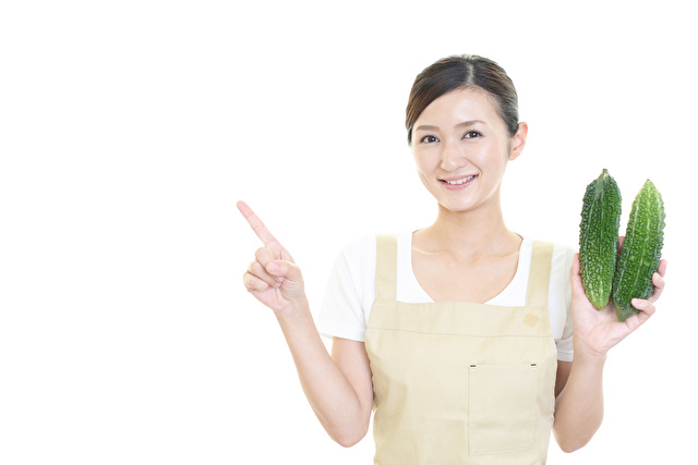 ゴーやを持つ女性